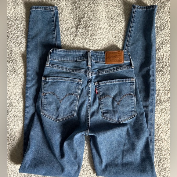 Levi’s High Rise Skinny Jean - Picture 3 of 5
